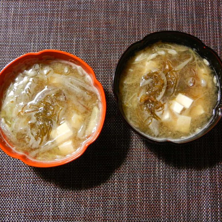 モズクと大根と豆腐の味噌汁